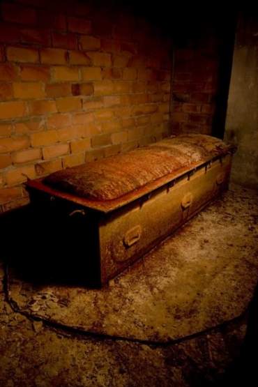 En un oscuro rincón del crematorio, está depositado un ataúd de acero, en el que, posiblemente, se metían los cuerpos de las personas que habían muerto de alguna enfermedad infecciosa.