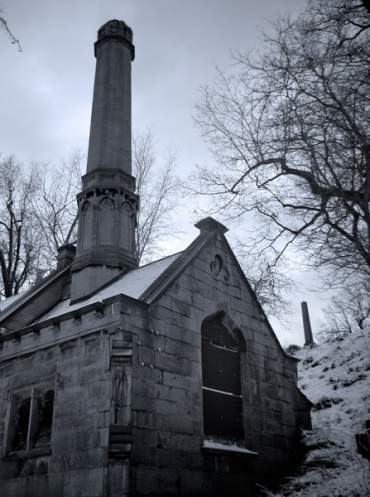 Otro interesante lugar es el crematorio, diseñado por J. Foster Warner, que se añadió a la capilla en 1912