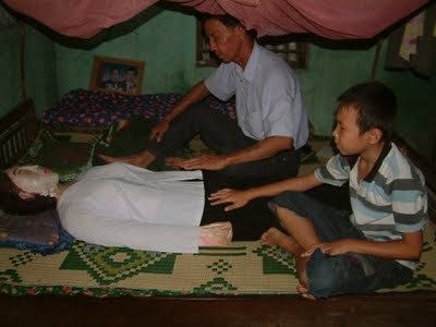 Vietnamita lleva casi 9años durmiendo con los restos de su esposa Amor_y_muerte