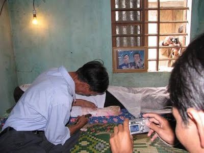 Vietnamita lleva casi 9años durmiendo con los restos de su esposa Dormir_con_un_muerto