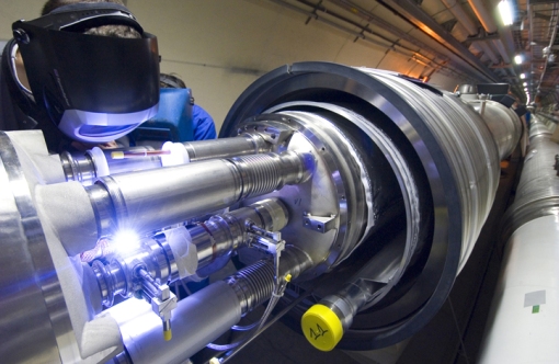 El Gran Acelerador de Hadrones podría abrir una puerta a otra dimensión. Cern-01l