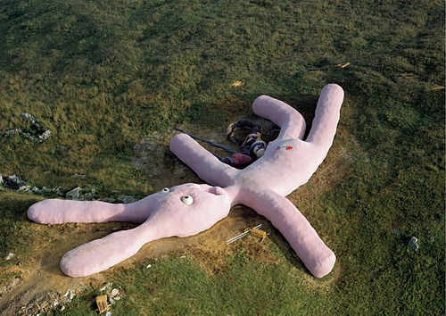 El conejo rosa gigante que cayo del cielo! Escultura-conejo-gigante