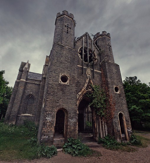Rol ~ Cazadores de Sombras ~ Cementerio Abney Park Iglesia-abandonada
