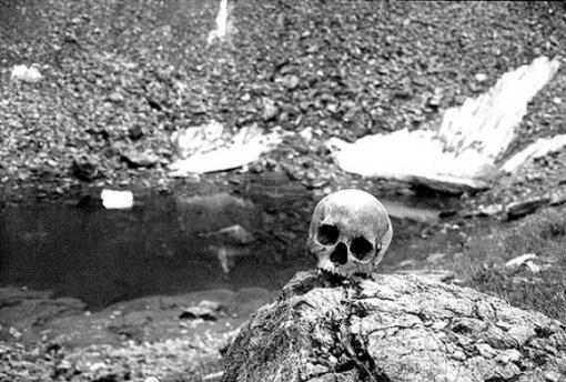 el lago de los esqueletos. The-skeleton-lake-of-roopkund-india-10161-large_slideshow