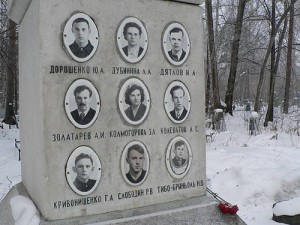 La misteriosa muerte de nueve esquiadores rusos. ¿ Qué sucedió exactamente ?. Buscando respuestas.  Dyatlov_pass_memorial-300x225
